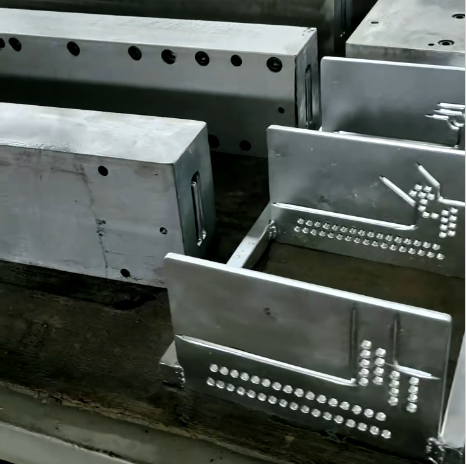 拉擠模具出口冒煙冒料咋回事？